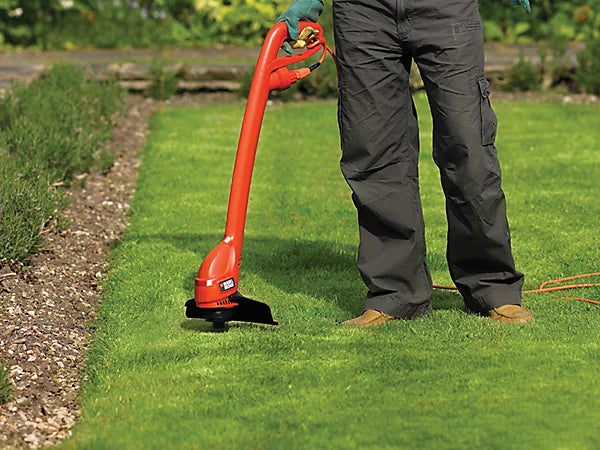 Lightweight Grass Strimmer BLACK+DECKER 250W | Electric Corded Lawn Trimmer & Edger